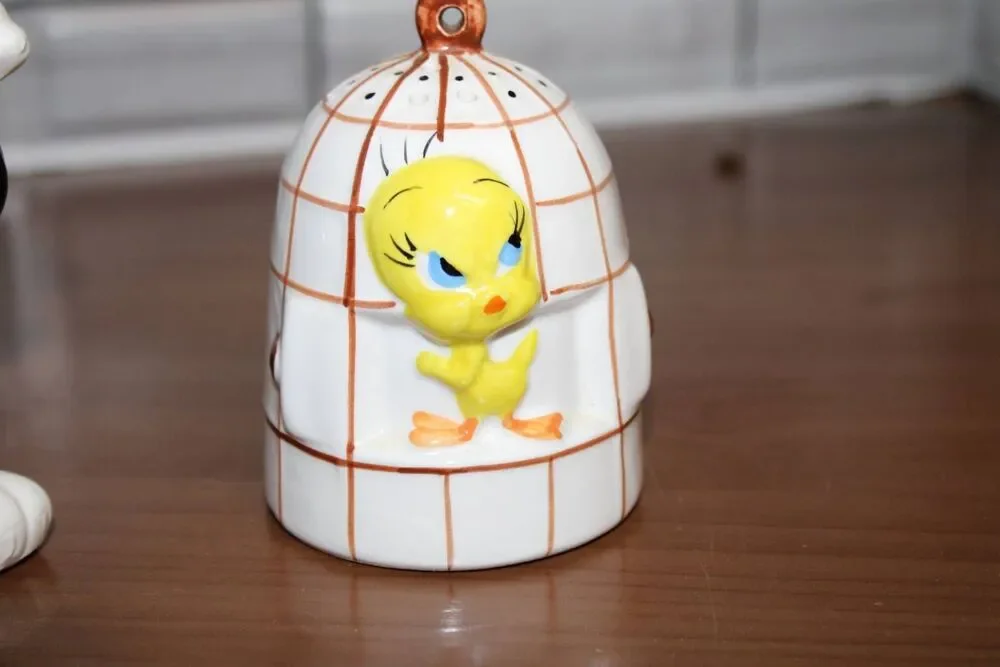 Vintage Warner Bros Tweety and Sylvester Ceramic Salt & Pepper shakers
